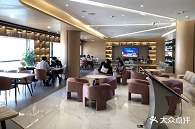 零落的塵泥飄落
